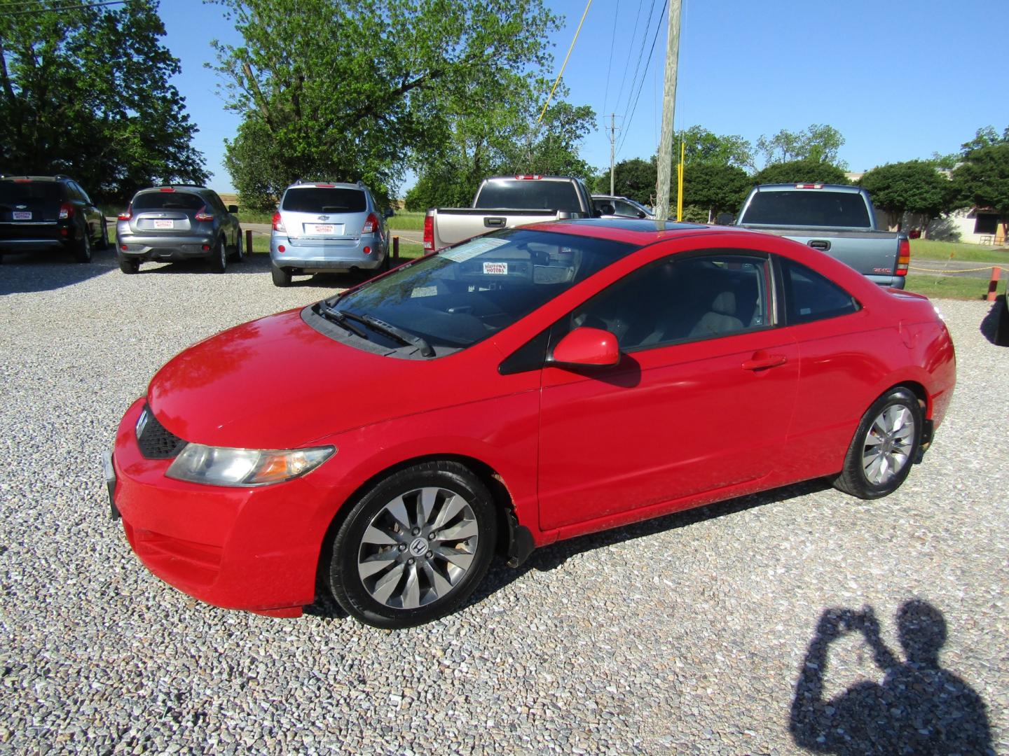 2009 Red /Gray Honda Civic EX Coupe 5-Speed AT (2HGFG12839H) with an 1.8L L4 SOHC 16V engine, Automatic transmission, located at 15016 S Hwy 231, Midland City, AL, 36350, (334) 983-3001, 31.306210, -85.495277 - Photo#2